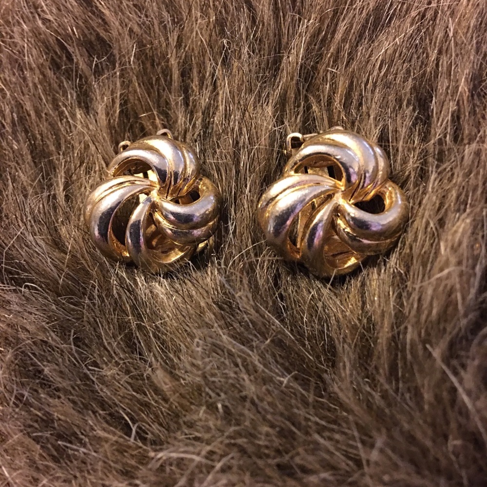 Vintage 70s gold tone bow clip on earrings